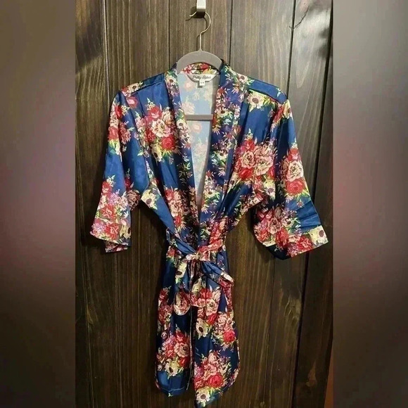 Floral Satin Robe. Brand: Pretty Robes. Size: S/M - Picture 4 of 12